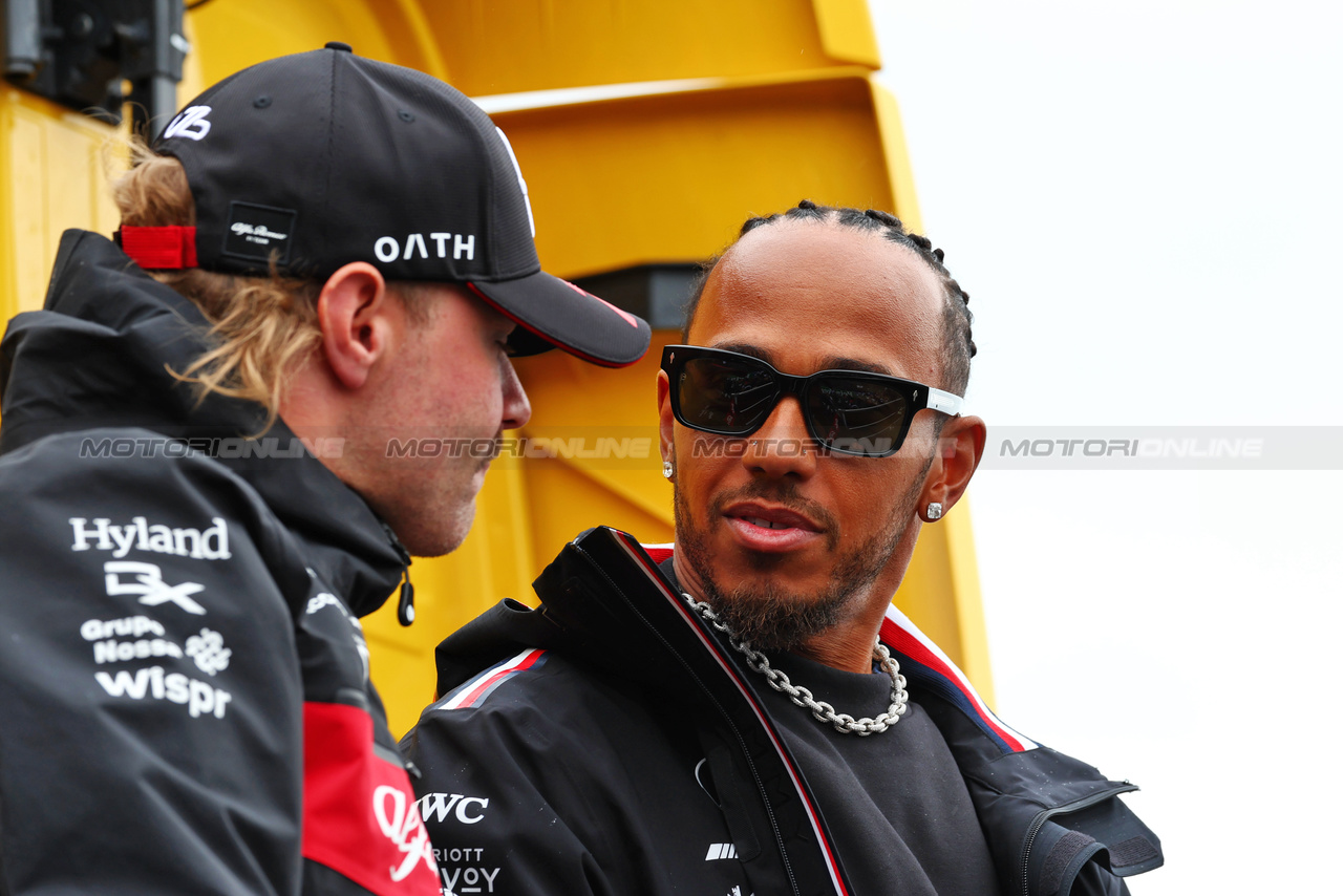 GP OLANDA, (L to R): Valtteri Bottas (FIN) Alfa Romeo F1 Team with Lewis Hamilton (GBR) Mercedes AMG F1 on the drivers' parade.

27.08.2023. Formula 1 World Championship, Rd 14, Dutch Grand Prix, Zandvoort, Netherlands, Gara Day.

 - www.xpbimages.com, EMail: requests@xpbimages.com © Copyright: Coates / XPB Images