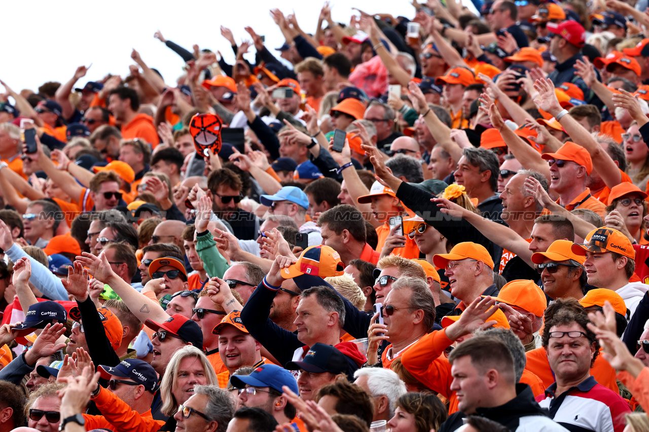 GP OLANDA, Circuit Atmosfera - fans in the grandstand.

27.08.2023. Formula 1 World Championship, Rd 14, Dutch Grand Prix, Zandvoort, Netherlands, Gara Day.

- www.xpbimages.com, EMail: requests@xpbimages.com © Copyright: Charniaux / XPB Images