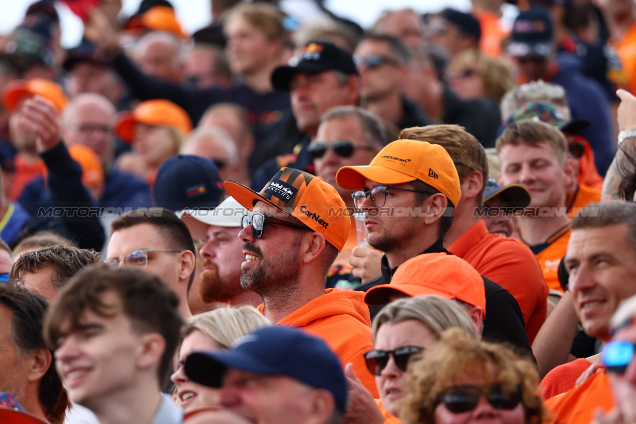 GP OLANDA, Circuit Atmosfera - fans in the grandstand.

27.08.2023. Formula 1 World Championship, Rd 14, Dutch Grand Prix, Zandvoort, Netherlands, Gara Day.

- www.xpbimages.com, EMail: requests@xpbimages.com © Copyright: Charniaux / XPB Images