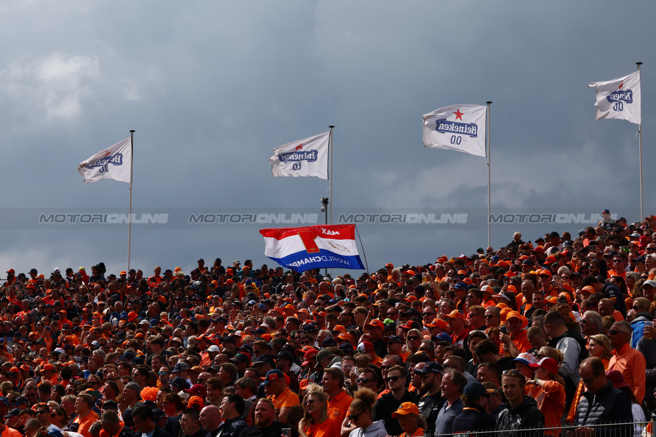 GP OLANDA, Circuit Atmosfera - fans in the grandstand.

27.08.2023. Formula 1 World Championship, Rd 14, Dutch Grand Prix, Zandvoort, Netherlands, Gara Day.

- www.xpbimages.com, EMail: requests@xpbimages.com © Copyright: Charniaux / XPB Images
