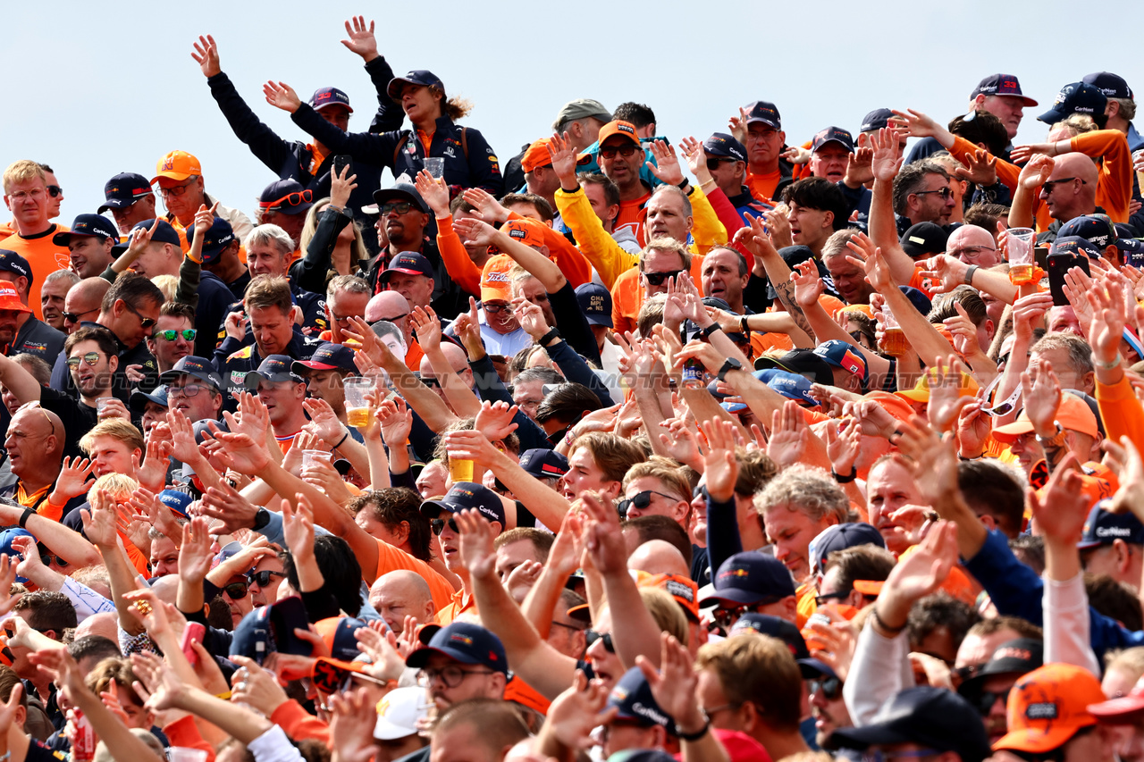 GP OLANDA, Circuit Atmosfera - fans in the grandstand.

27.08.2023. Formula 1 World Championship, Rd 14, Dutch Grand Prix, Zandvoort, Netherlands, Gara Day.

- www.xpbimages.com, EMail: requests@xpbimages.com © Copyright: Charniaux / XPB Images