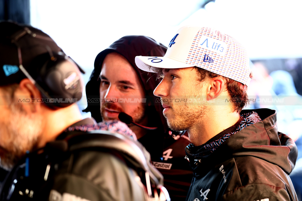 GP OLANDA, Pierre Gasly (FRA) Alpine F1 Team in the pits while the race is stopped.

27.08.2023. Formula 1 World Championship, Rd 14, Dutch Grand Prix, Zandvoort, Netherlands, Gara Day.

- www.xpbimages.com, EMail: requests@xpbimages.com © Copyright: Charniaux / XPB Images