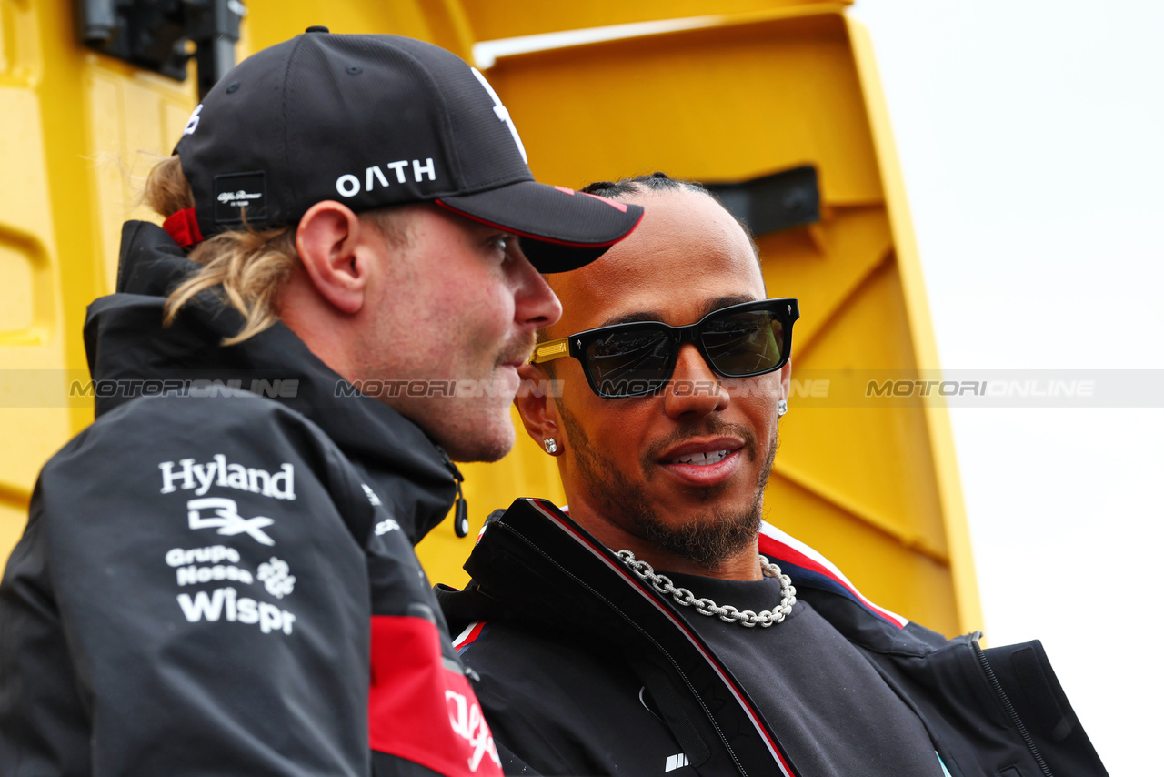 GP OLANDA, (L to R): Valtteri Bottas (FIN) Alfa Romeo F1 Team with Lewis Hamilton (GBR) Mercedes AMG F1 on the drivers' parade.

27.08.2023. Formula 1 World Championship, Rd 14, Dutch Grand Prix, Zandvoort, Netherlands, Gara Day.

 - www.xpbimages.com, EMail: requests@xpbimages.com © Copyright: Coates / XPB Images