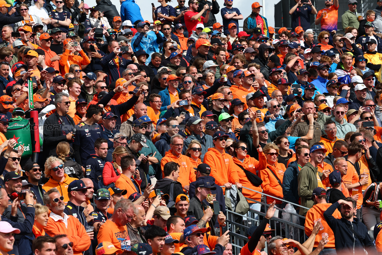GP OLANDA, Circuit Atmosfera - fans in the grandstand.

27.08.2023. Formula 1 World Championship, Rd 14, Dutch Grand Prix, Zandvoort, Netherlands, Gara Day.

- www.xpbimages.com, EMail: requests@xpbimages.com © Copyright: Charniaux / XPB Images