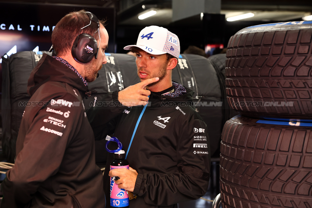 GP OLANDA, Pierre Gasly (FRA) Alpine F1 Team with Karel Loos (BEL) Alpine F1 Team Gara Engineer.

27.08.2023. Formula 1 World Championship, Rd 14, Dutch Grand Prix, Zandvoort, Netherlands, Gara Day.

- www.xpbimages.com, EMail: requests@xpbimages.com © Copyright: Charniaux / XPB Images