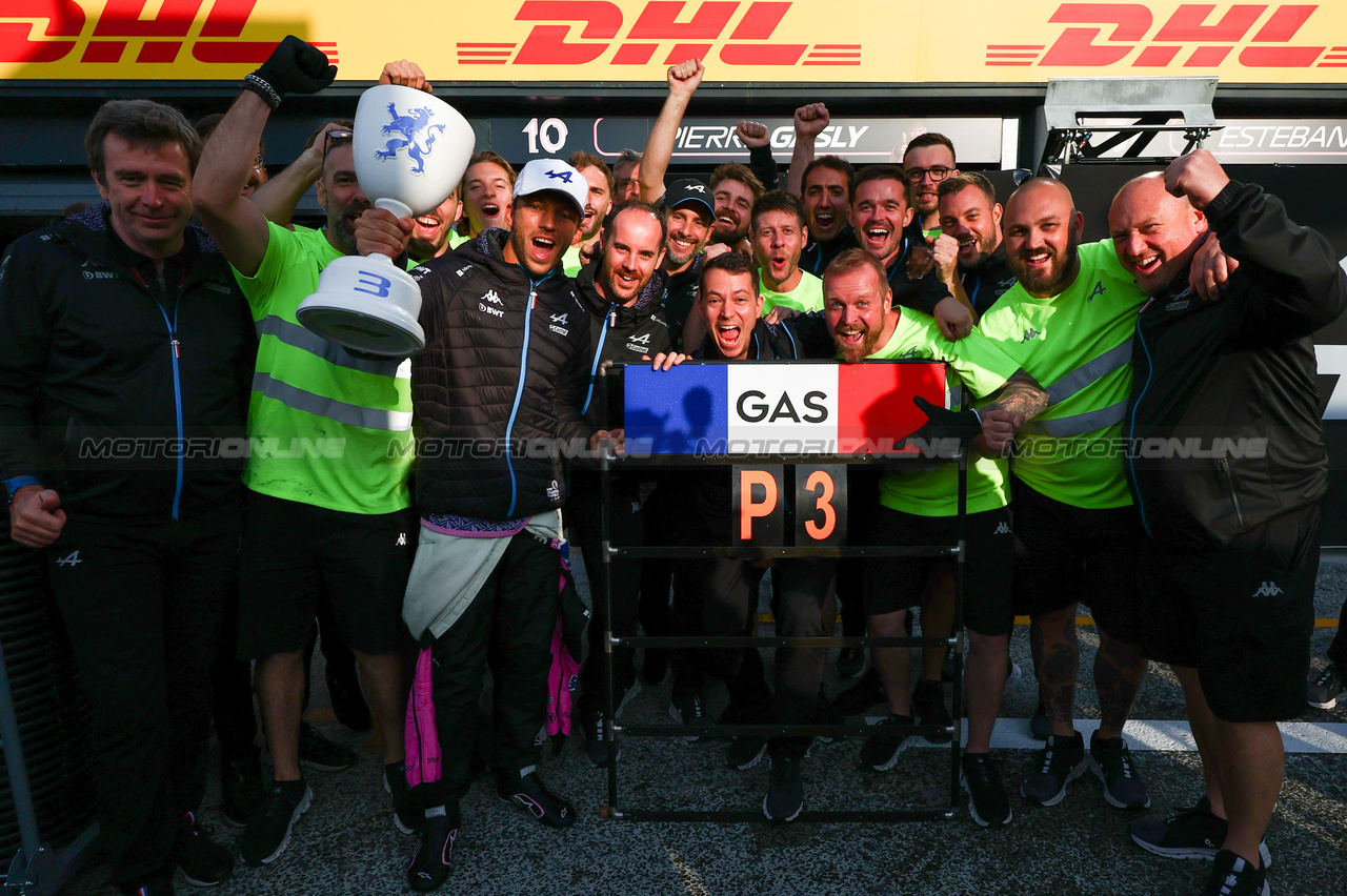 GP OLANDA, Pierre Gasly (FRA) Alpine F1 Team celebrates his third position with the team.

27.08.2023. Formula 1 World Championship, Rd 14, Dutch Grand Prix, Zandvoort, Netherlands, Gara Day.

- www.xpbimages.com, EMail: requests@xpbimages.com © Copyright: Charniaux / XPB Images