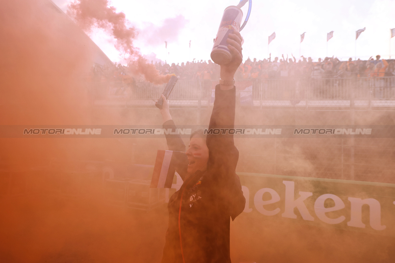 GP OLANDA, Red Bull Racing celebrate victory for Max Verstappen (NLD) Red Bull Racing.

27.08.2023. Formula 1 World Championship, Rd 14, Dutch Grand Prix, Zandvoort, Netherlands, Gara Day.

 - www.xpbimages.com, EMail: requests@xpbimages.com © Copyright: Coates / XPB Images