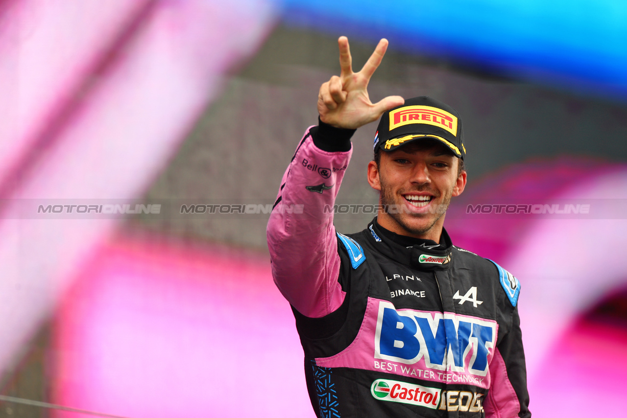 GP OLANDA, Pierre Gasly (FRA) Alpine F1 Team celebrates his third position on the podium.

27.08.2023. Formula 1 World Championship, Rd 14, Dutch Grand Prix, Zandvoort, Netherlands, Gara Day.

 - www.xpbimages.com, EMail: requests@xpbimages.com © Copyright: Staley / XPB Images