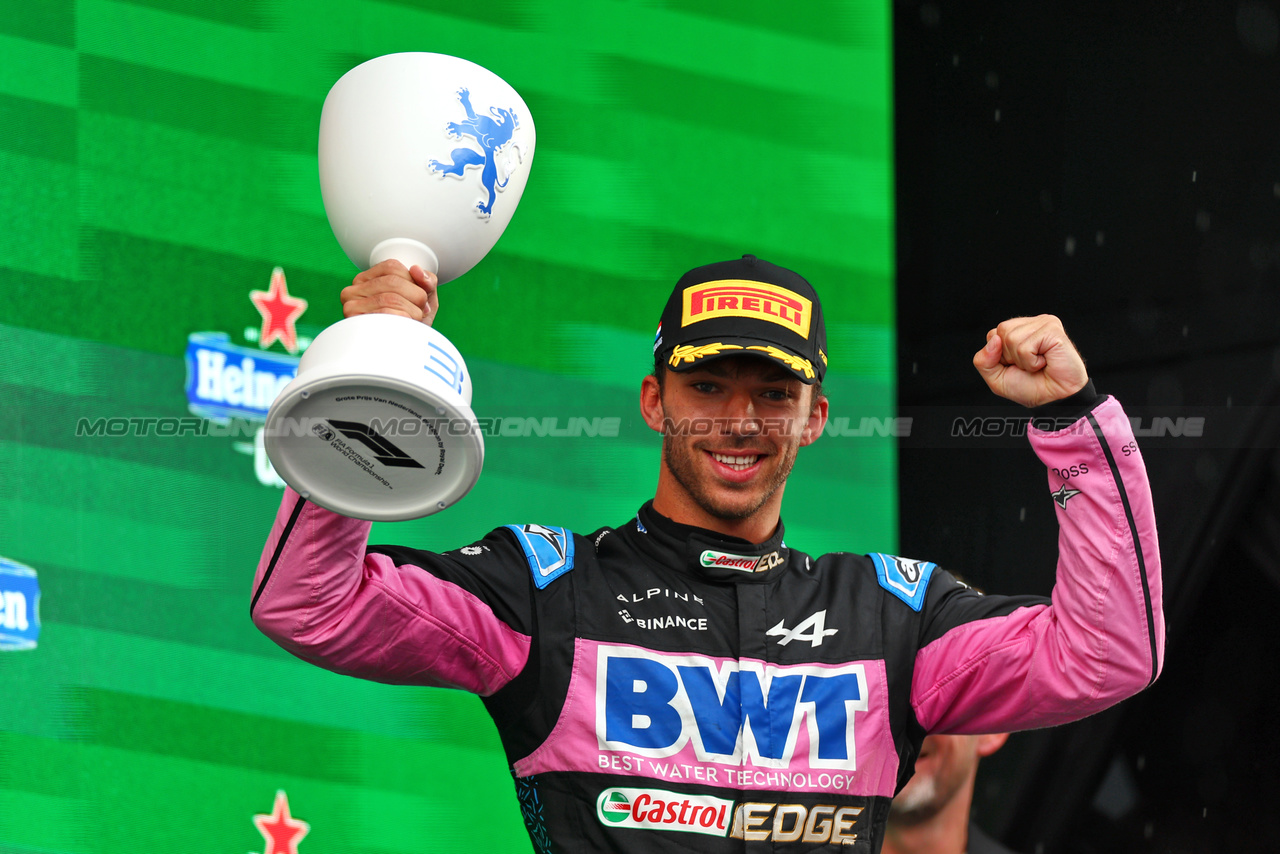 GP OLANDA, Pierre Gasly (FRA) Alpine F1 Team celebrates his third position on the podium.

27.08.2023. Formula 1 World Championship, Rd 14, Dutch Grand Prix, Zandvoort, Netherlands, Gara Day.

 - www.xpbimages.com, EMail: requests@xpbimages.com © Copyright: Staley / XPB Images