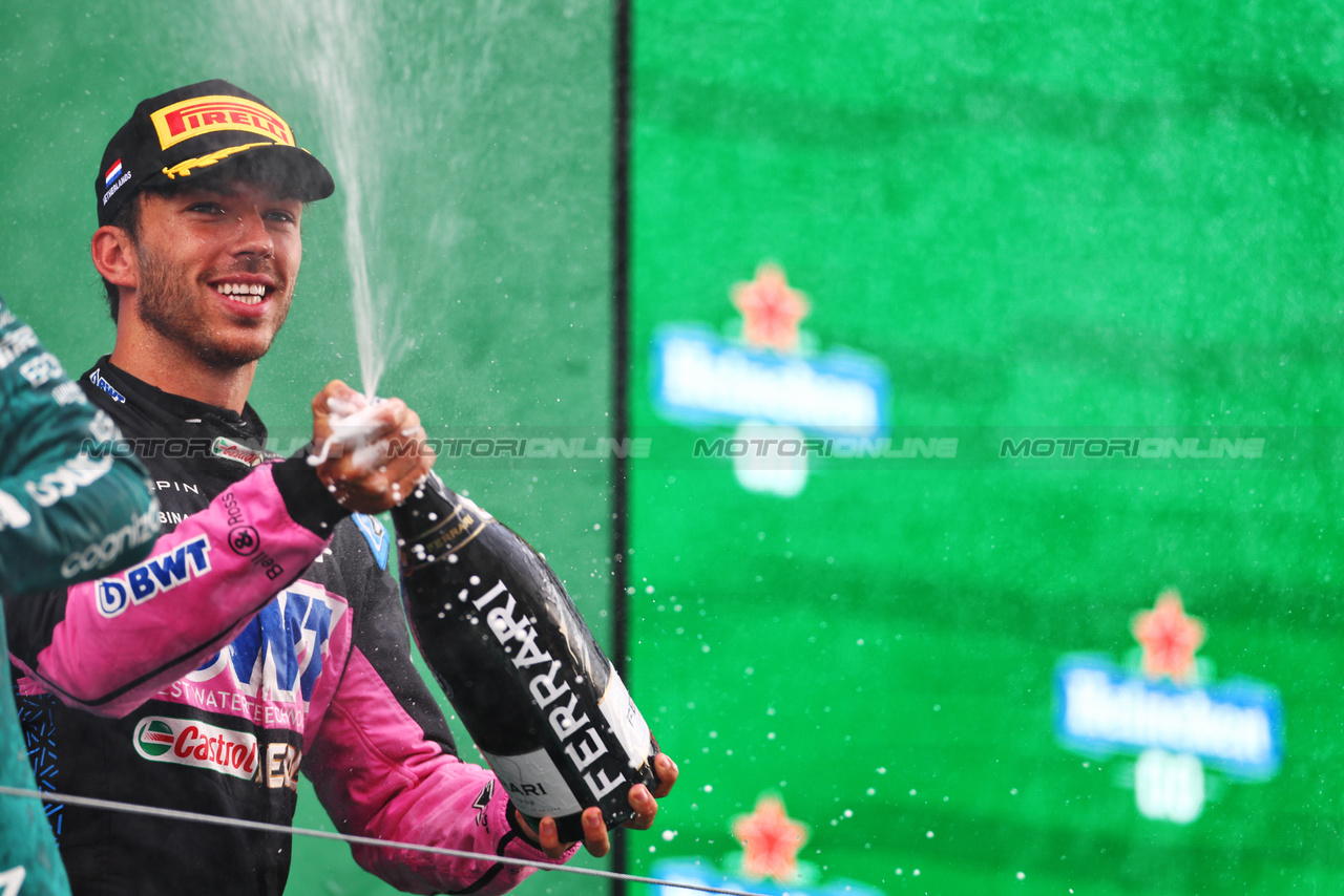 GP OLANDA, Pierre Gasly (FRA) Alpine F1 Team celebrates his third position on the podium.

27.08.2023. Formula 1 World Championship, Rd 14, Dutch Grand Prix, Zandvoort, Netherlands, Gara Day.

 - www.xpbimages.com, EMail: requests@xpbimages.com © Copyright: Staley / XPB Images