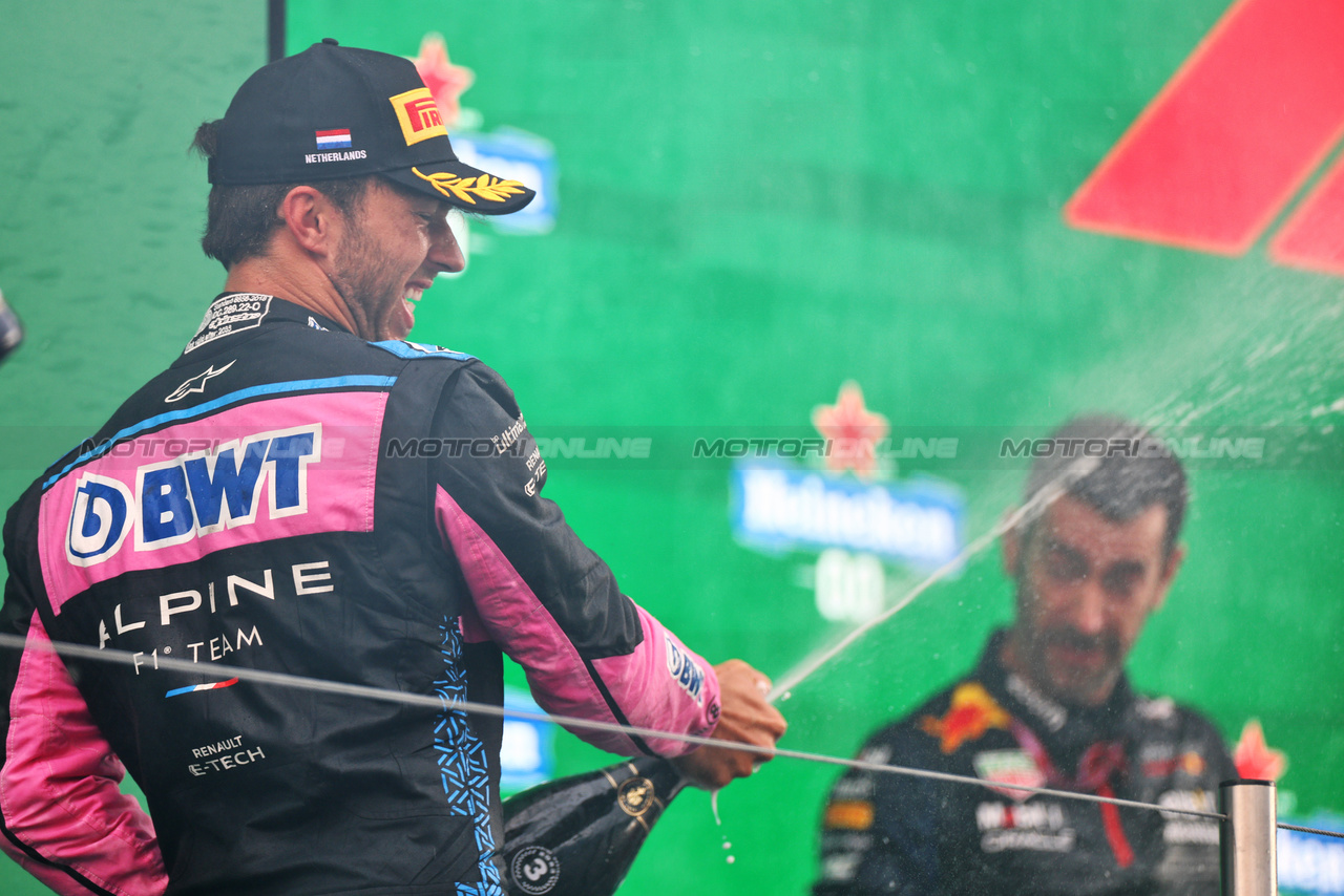 GP OLANDA, Pierre Gasly (FRA) Alpine F1 Team celebrates his third position on the podium.

27.08.2023. Formula 1 World Championship, Rd 14, Dutch Grand Prix, Zandvoort, Netherlands, Gara Day.

 - www.xpbimages.com, EMail: requests@xpbimages.com © Copyright: Staley / XPB Images