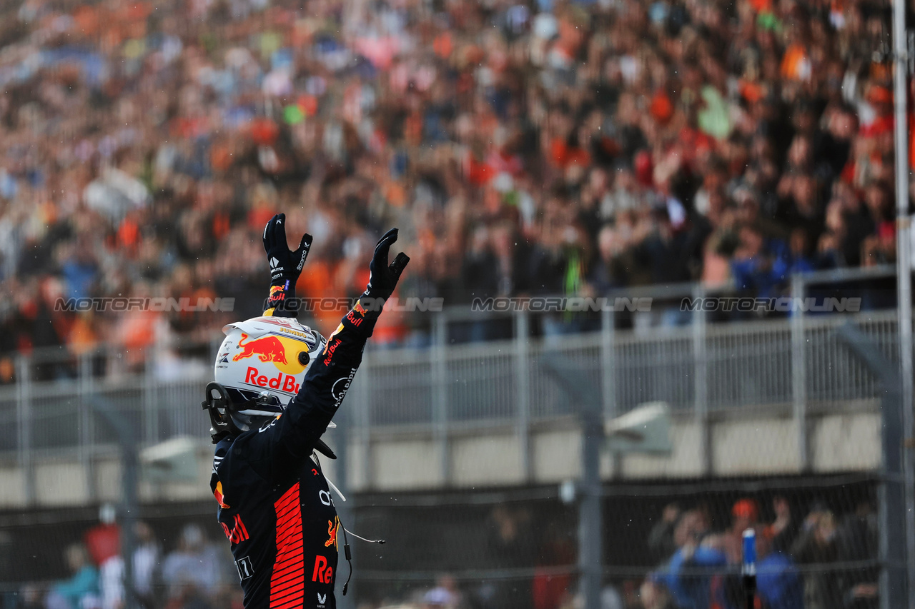 GP OLANDA, Gara winner Max Verstappen (NLD) Red Bull Racing celebrates in parc ferme.

27.08.2023. Formula 1 World Championship, Rd 14, Dutch Grand Prix, Zandvoort, Netherlands, Gara Day.

 - www.xpbimages.com, EMail: requests@xpbimages.com © Copyright: Staley / XPB Images