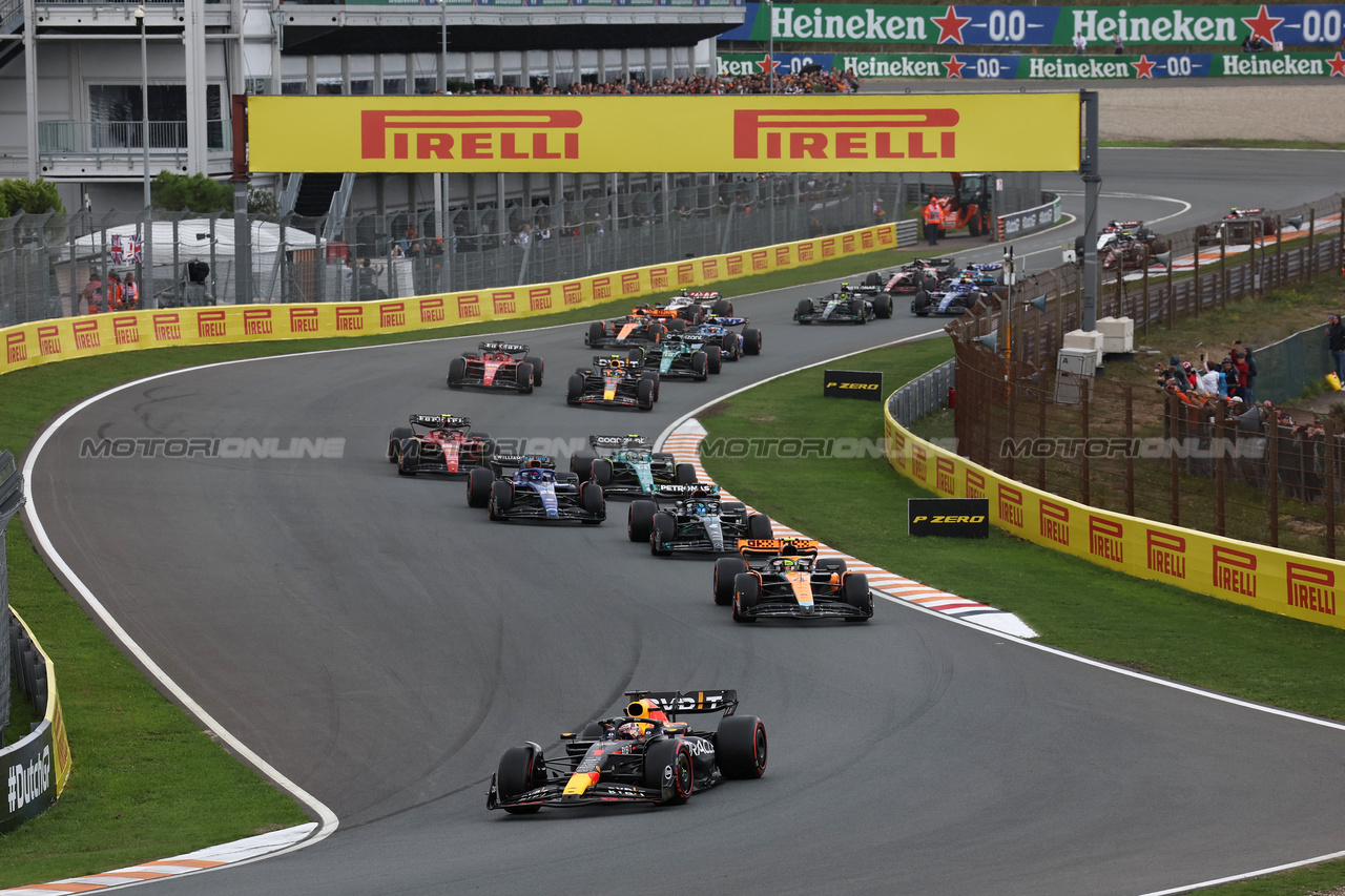 GP OLANDA, Max Verstappen (NLD) Red Bull Racing RB19 davanti a at the partenza of the race.

27.08.2023. Formula 1 World Championship, Rd 14, Dutch Grand Prix, Zandvoort, Netherlands, Gara Day.

 - www.xpbimages.com, EMail: requests@xpbimages.com © Copyright: Staley / XPB Images