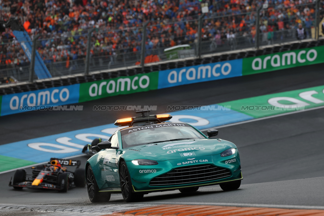 GP OLANDA, Max Verstappen (NLD) Red Bull Racing RB19 davanti a behind the Aston Martin FIA Safety Car.

27.08.2023. Formula 1 World Championship, Rd 14, Dutch Grand Prix, Zandvoort, Netherlands, Gara Day.

 - www.xpbimages.com, EMail: requests@xpbimages.com © Copyright: Staley / XPB Images