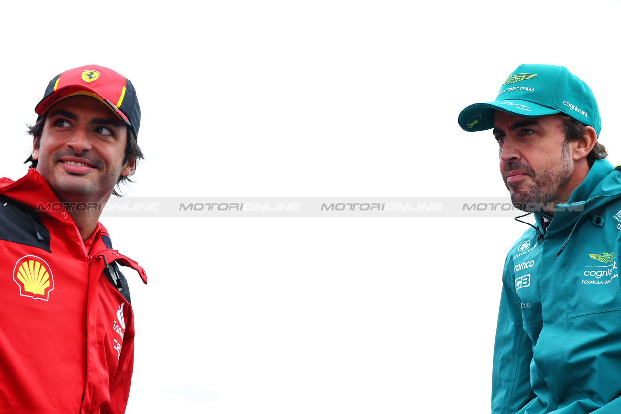 GP OLANDA, (L to R): Carlos Sainz Jr (ESP) Ferrari e Fernando Alonso (ESP) Aston Martin F1 Team on the drivers' parade.

27.08.2023. Formula 1 World Championship, Rd 14, Dutch Grand Prix, Zandvoort, Netherlands, Gara Day.

 - www.xpbimages.com, EMail: requests@xpbimages.com © Copyright: Coates / XPB Images