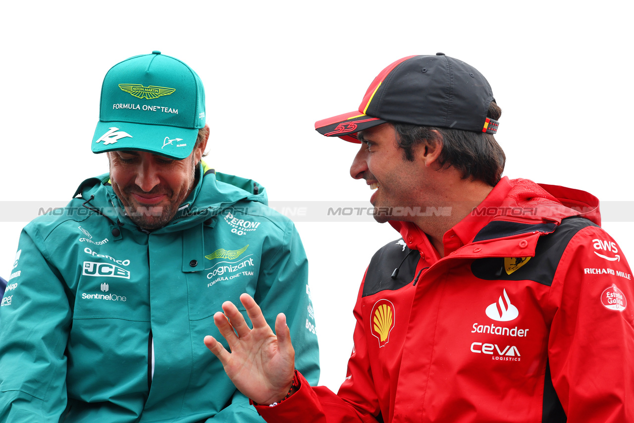 GP OLANDA, (L to R): Fernando Alonso (ESP) Aston Martin F1 Team e Carlos Sainz Jr (ESP) Ferrari on the drivers' parade.

27.08.2023. Formula 1 World Championship, Rd 14, Dutch Grand Prix, Zandvoort, Netherlands, Gara Day.

 - www.xpbimages.com, EMail: requests@xpbimages.com © Copyright: Coates / XPB Images