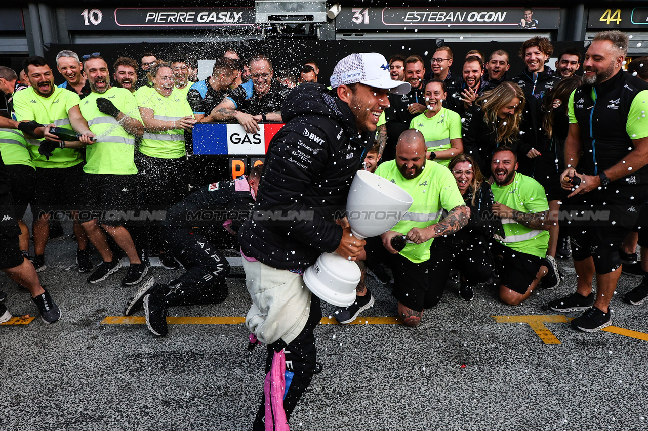 GP OLANDA, Pierre Gasly (FRA) Alpine F1 Team celebrates his third position with the team.

27.08.2023. Formula 1 World Championship, Rd 14, Dutch Grand Prix, Zandvoort, Netherlands, Gara Day.

- www.xpbimages.com, EMail: requests@xpbimages.com © Copyright: Charniaux / XPB Images