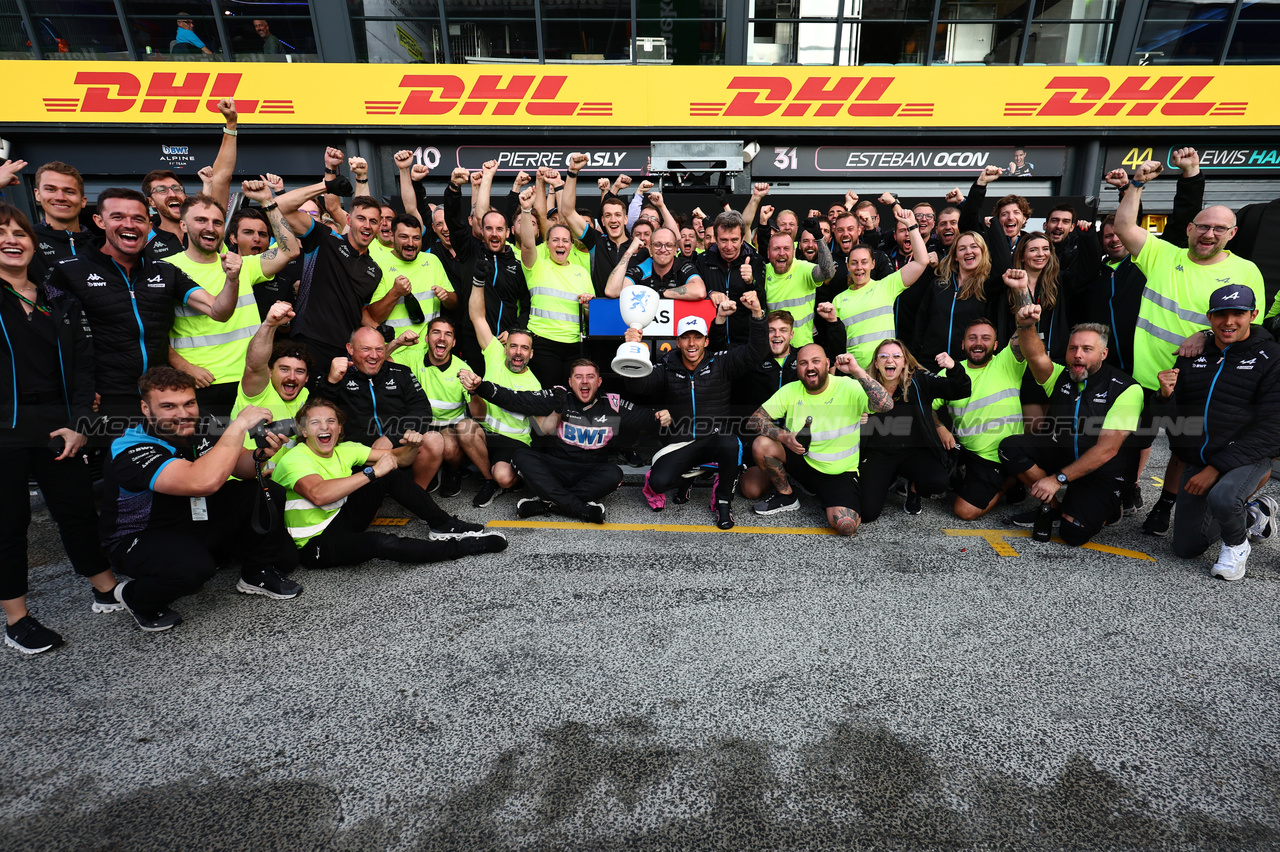 GP OLANDA, Pierre Gasly (FRA) Alpine F1 Team celebrates his third position with the team.

27.08.2023. Formula 1 World Championship, Rd 14, Dutch Grand Prix, Zandvoort, Netherlands, Gara Day.

- www.xpbimages.com, EMail: requests@xpbimages.com © Copyright: Charniaux / XPB Images