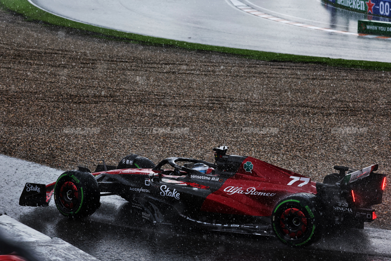 GP OLANDA, Valtteri Bottas (FIN) Alfa Romeo F1 Team C43 runs wide at Tarzan.

27.08.2023. Formula 1 World Championship, Rd 14, Dutch Grand Prix, Zandvoort, Netherlands, Gara Day.

 - www.xpbimages.com, EMail: requests@xpbimages.com © Copyright: Coates / XPB Images