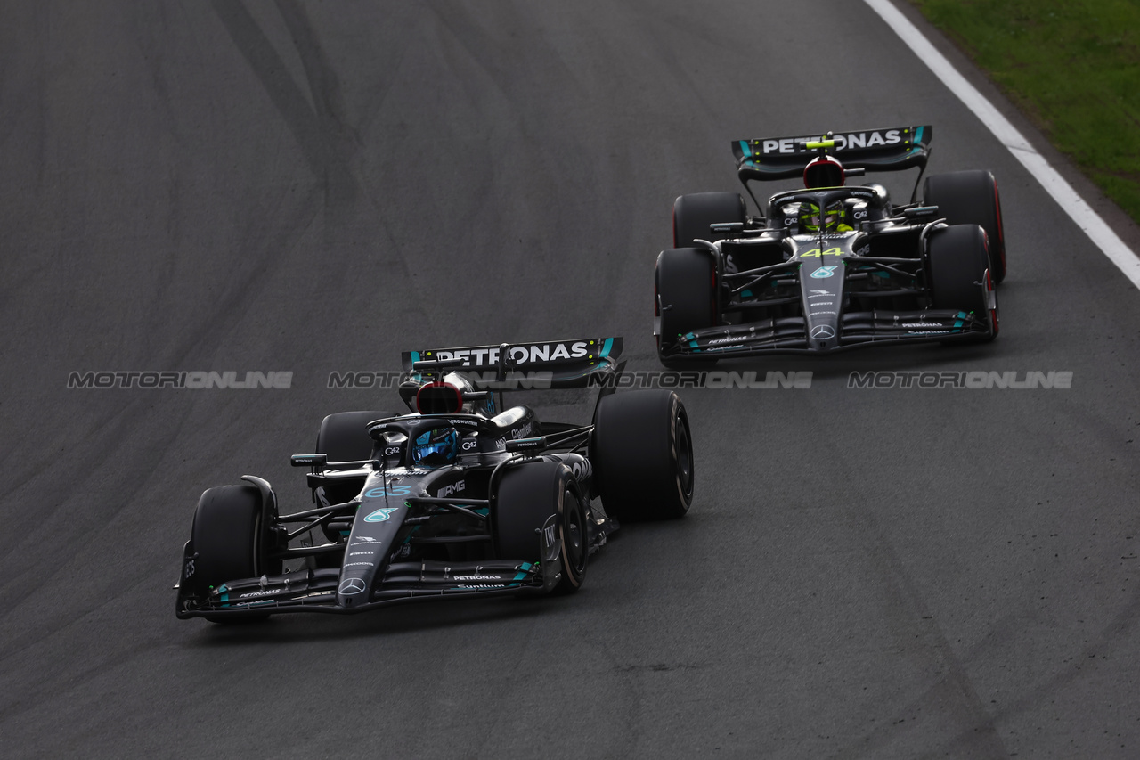 GP OLANDA, George Russell (GBR) Mercedes AMG F1 W14 davanti a Lewis Hamilton (GBR) Mercedes AMG F1 W14.

27.08.2023. Formula 1 World Championship, Rd 14, Dutch Grand Prix, Zandvoort, Netherlands, Gara Day.

 - www.xpbimages.com, EMail: requests@xpbimages.com © Copyright: Coates / XPB Images