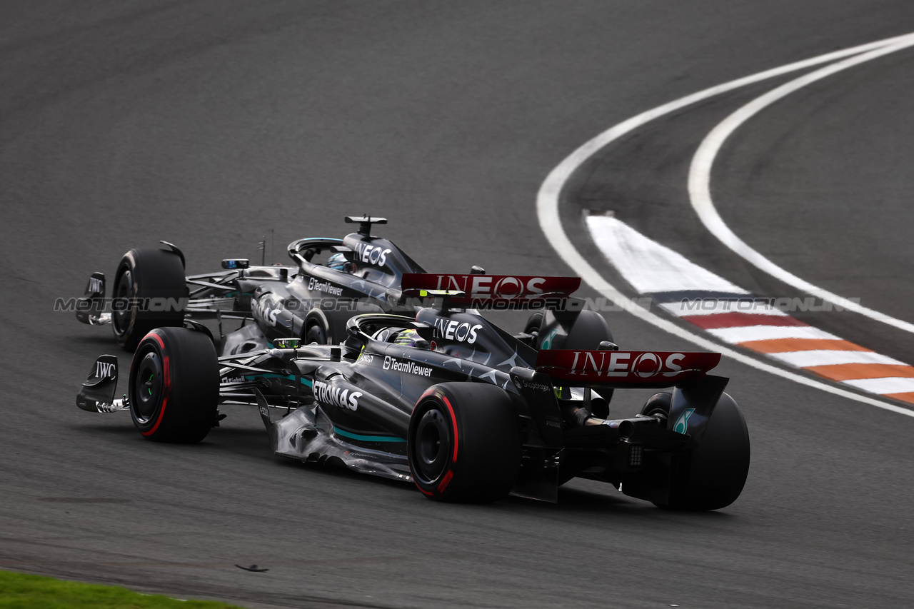 GP OLANDA, George Russell (GBR) Mercedes AMG F1 W14 davanti a Lewis Hamilton (GBR) Mercedes AMG F1 W14.

27.08.2023. Formula 1 World Championship, Rd 14, Dutch Grand Prix, Zandvoort, Netherlands, Gara Day.

 - www.xpbimages.com, EMail: requests@xpbimages.com © Copyright: Coates / XPB Images