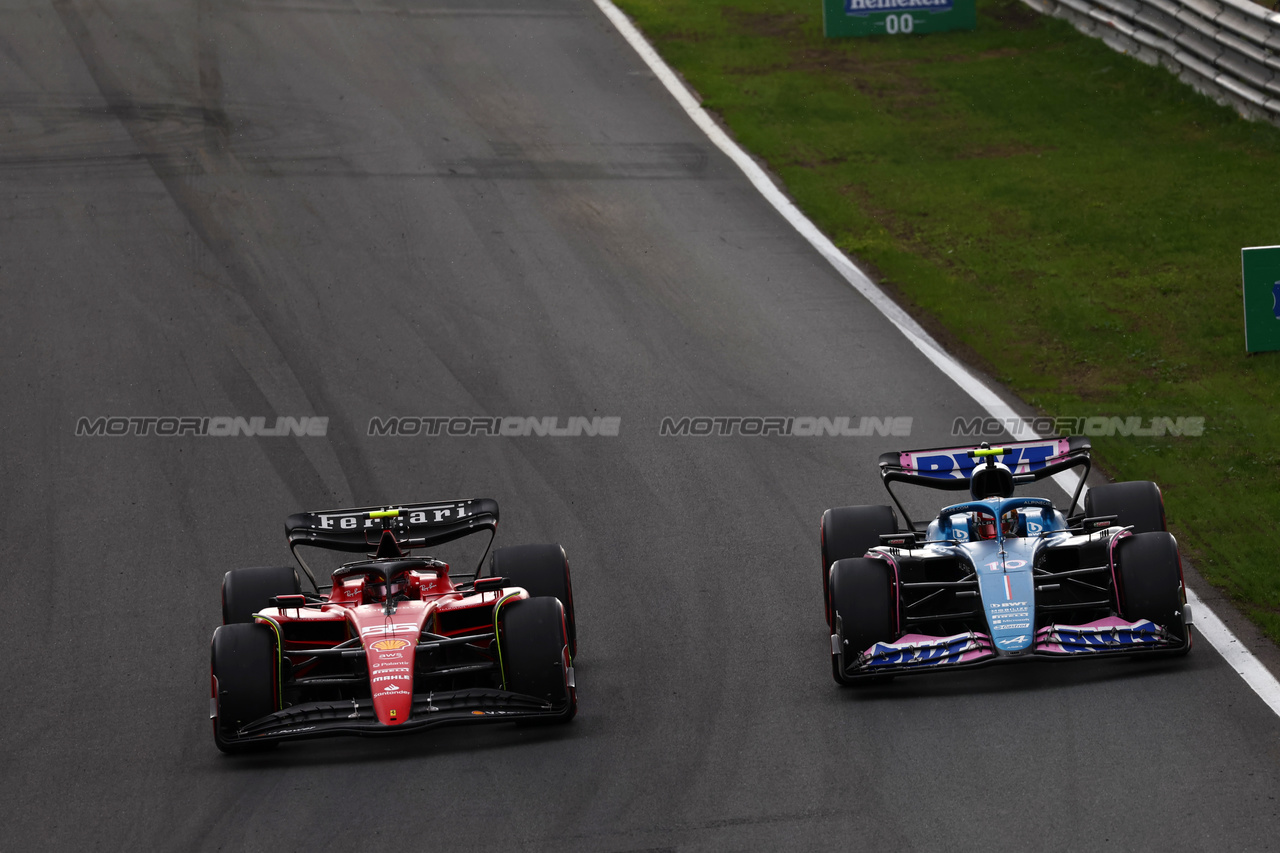 GP OLANDA, Pierre Gasly (FRA) Alpine F1 Team A523 e Carlos Sainz Jr (ESP) Ferrari SF-23 battle for position.

27.08.2023. Formula 1 World Championship, Rd 14, Dutch Grand Prix, Zandvoort, Netherlands, Gara Day.

 - www.xpbimages.com, EMail: requests@xpbimages.com © Copyright: Coates / XPB Images