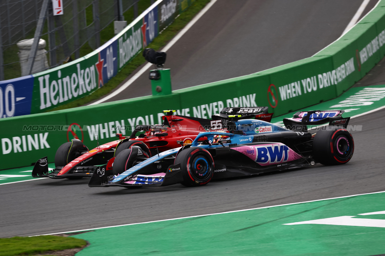 GP OLANDA, Pierre Gasly (FRA) Alpine F1 Team A523 e Carlos Sainz Jr (ESP) Ferrari SF-23 battle for position.

27.08.2023. Formula 1 World Championship, Rd 14, Dutch Grand Prix, Zandvoort, Netherlands, Gara Day.

 - www.xpbimages.com, EMail: requests@xpbimages.com © Copyright: Coates / XPB Images