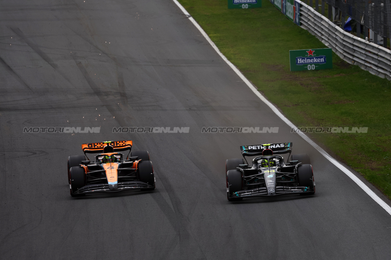 GP OLANDA, Lando Norris (GBR) McLaren MCL60 e Lewis Hamilton (GBR) Mercedes AMG F1 W14 battle for position.

27.08.2023. Formula 1 World Championship, Rd 14, Dutch Grand Prix, Zandvoort, Netherlands, Gara Day.

 - www.xpbimages.com, EMail: requests@xpbimages.com © Copyright: Coates / XPB Images