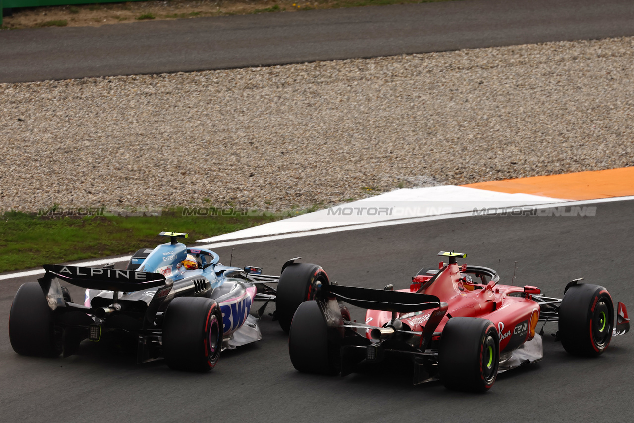 GP OLANDA, Carlos Sainz Jr (ESP) Ferrari SF-23 e Pierre Gasly (FRA) Alpine F1 Team A523 battle for position.

27.08.2023. Formula 1 World Championship, Rd 14, Dutch Grand Prix, Zandvoort, Netherlands, Gara Day.

 - www.xpbimages.com, EMail: requests@xpbimages.com © Copyright: Coates / XPB Images