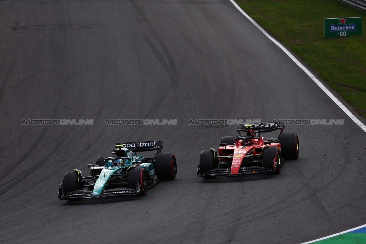 GP OLANDA, Fernando Alonso (ESP) Aston Martin F1 Team AMR23 e Carlos Sainz Jr (ESP) Ferrari SF-23 battle for position.

27.08.2023. Formula 1 World Championship, Rd 14, Dutch Grand Prix, Zandvoort, Netherlands, Gara Day.

 - www.xpbimages.com, EMail: requests@xpbimages.com © Copyright: Coates / XPB Images