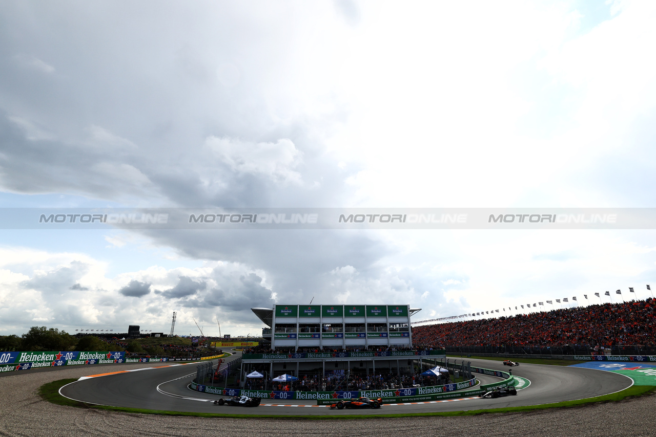 GP OLANDA, Yuki Tsunoda (JPN) AlphaTauri AT04 davanti a Lando Norris (GBR) McLaren MCL60.

27.08.2023. Formula 1 World Championship, Rd 14, Dutch Grand Prix, Zandvoort, Netherlands, Gara Day.

 - www.xpbimages.com, EMail: requests@xpbimages.com © Copyright: Coates / XPB Images