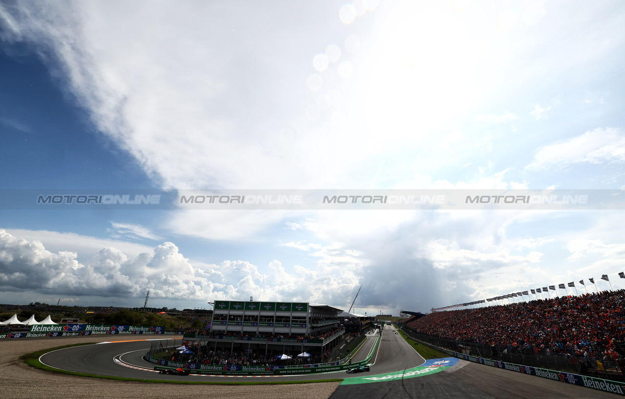 GP OLANDA, Sergio Perez (MEX) Red Bull Racing RB19 davanti a Fernando Alonso (ESP) Aston Martin F1 Team AMR23.

27.08.2023. Formula 1 World Championship, Rd 14, Dutch Grand Prix, Zandvoort, Netherlands, Gara Day.

 - www.xpbimages.com, EMail: requests@xpbimages.com © Copyright: Coates / XPB Images