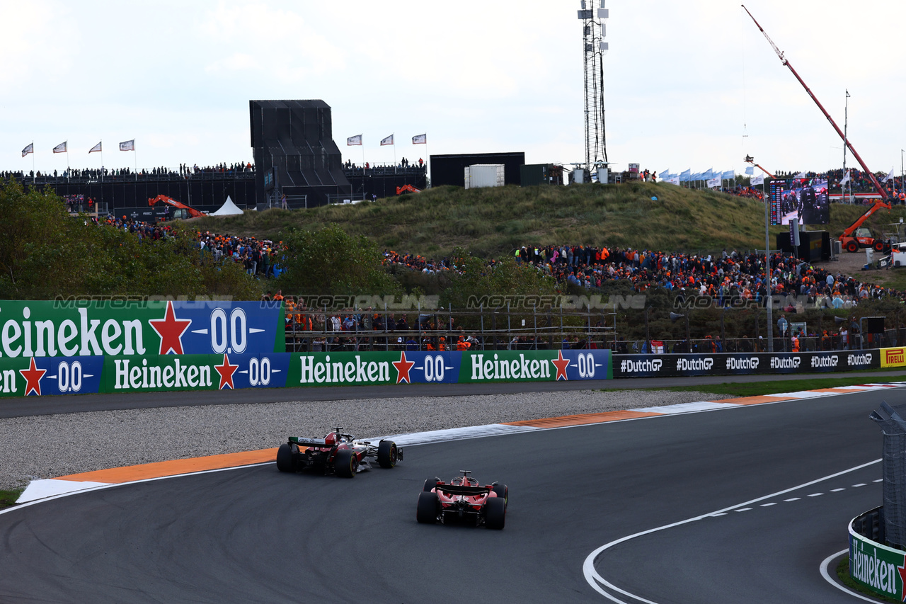 GP OLANDA, Valtteri Bottas (FIN) Alfa Romeo F1 Team C43 e Charles Leclerc (MON) Ferrari SF-23 battle for position.

27.08.2023. Formula 1 World Championship, Rd 14, Dutch Grand Prix, Zandvoort, Netherlands, Gara Day.

 - www.xpbimages.com, EMail: requests@xpbimages.com © Copyright: Coates / XPB Images