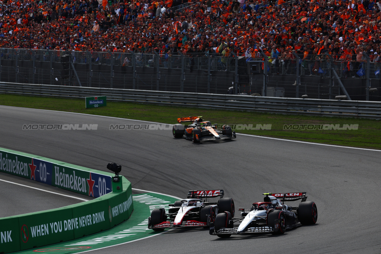 GP OLANDA, Kevin Magnussen (DEN) Haas VF-23 e Yuki Tsunoda (JPN) AlphaTauri AT04 battle for position.

27.08.2023. Formula 1 World Championship, Rd 14, Dutch Grand Prix, Zandvoort, Netherlands, Gara Day.

 - www.xpbimages.com, EMail: requests@xpbimages.com © Copyright: Coates / XPB Images