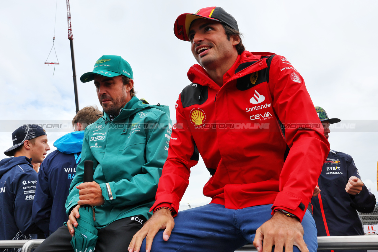 GP OLANDA, (L to R): Fernando Alonso (ESP) Aston Martin F1 Team with Carlos Sainz Jr (ESP) Ferrari on the drivers' parade.

27.08.2023. Formula 1 World Championship, Rd 14, Dutch Grand Prix, Zandvoort, Netherlands, Gara Day.

- www.xpbimages.com, EMail: requests@xpbimages.com © Copyright: Miltenburg / XPB Images