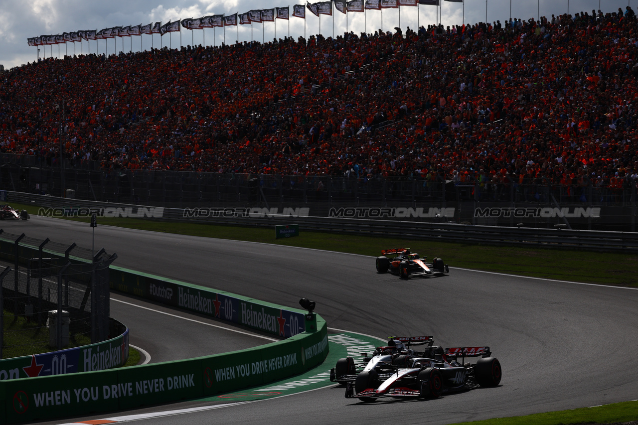 GP OLANDA, Kevin Magnussen (DEN) Haas VF-23 e Yuki Tsunoda (JPN) AlphaTauri AT04 battle for position.

27.08.2023. Formula 1 World Championship, Rd 14, Dutch Grand Prix, Zandvoort, Netherlands, Gara Day.

 - www.xpbimages.com, EMail: requests@xpbimages.com © Copyright: Coates / XPB Images