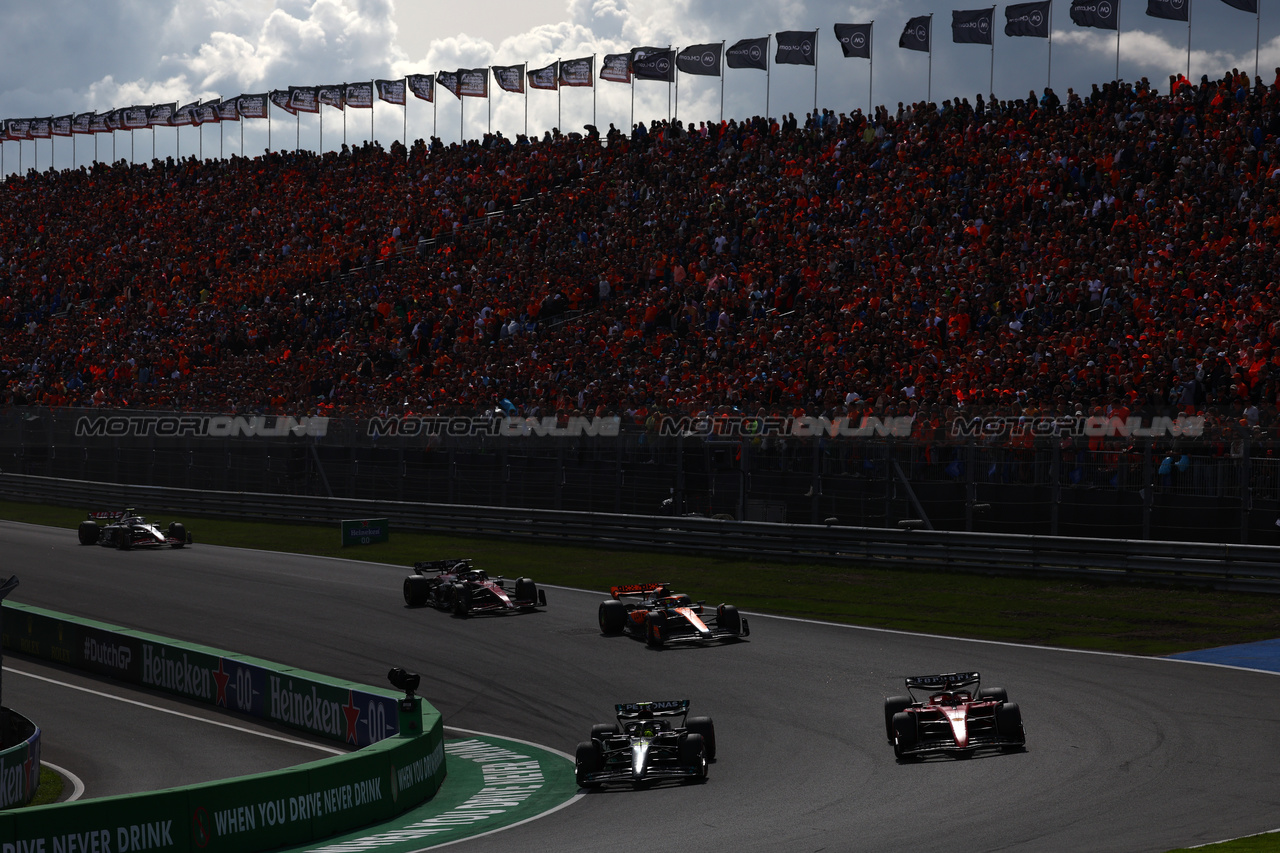 GP OLANDA, Lewis Hamilton (GBR) Mercedes AMG F1 W14 e Charles Leclerc (MON) Ferrari SF-23 battle for position.

27.08.2023. Formula 1 World Championship, Rd 14, Dutch Grand Prix, Zandvoort, Netherlands, Gara Day.

 - www.xpbimages.com, EMail: requests@xpbimages.com © Copyright: Coates / XPB Images