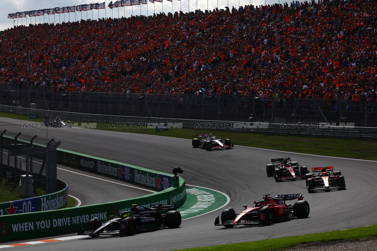 GP OLANDA, Lewis Hamilton (GBR) Mercedes AMG F1 W14 e Charles Leclerc (MON) Ferrari SF-23 battle for position.

27.08.2023. Formula 1 World Championship, Rd 14, Dutch Grand Prix, Zandvoort, Netherlands, Gara Day.

 - www.xpbimages.com, EMail: requests@xpbimages.com © Copyright: Coates / XPB Images