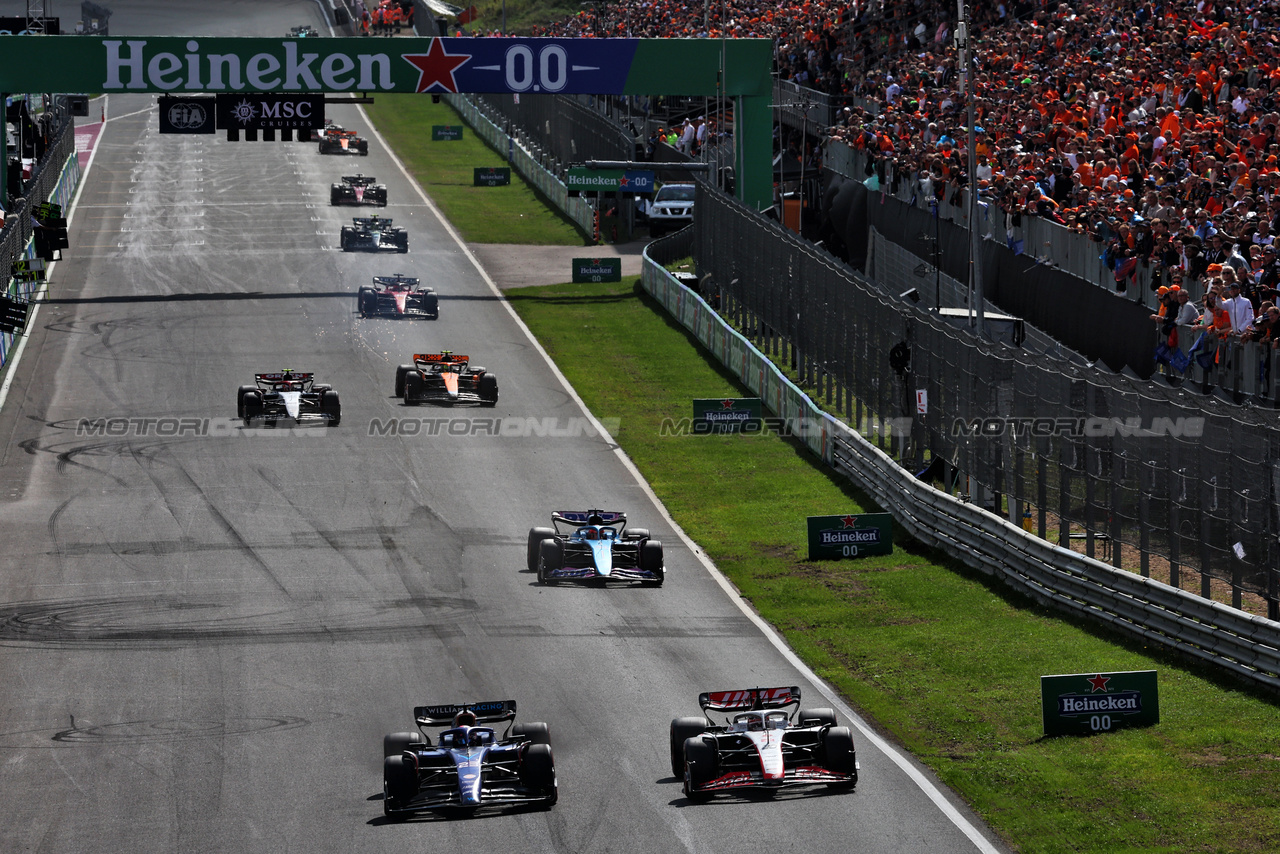 GP OLANDA, Alexander Albon (THA) Williams Racing FW45 e Kevin Magnussen (DEN) Haas VF-23 battle for position.

27.08.2023. Formula 1 World Championship, Rd 14, Dutch Grand Prix, Zandvoort, Netherlands, Gara Day.

 - www.xpbimages.com, EMail: requests@xpbimages.com © Copyright: Coates / XPB Images