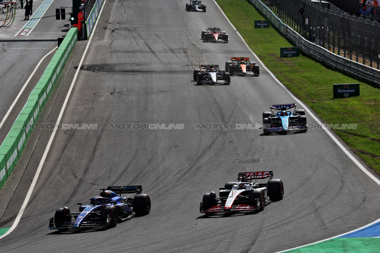 GP OLANDA, Alexander Albon (THA) Williams Racing FW45 e Kevin Magnussen (DEN) Haas VF-23 battle for position.

27.08.2023. Formula 1 World Championship, Rd 14, Dutch Grand Prix, Zandvoort, Netherlands, Gara Day.

 - www.xpbimages.com, EMail: requests@xpbimages.com © Copyright: Coates / XPB Images