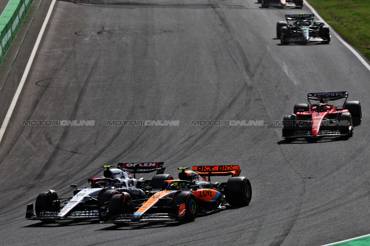 GP OLANDA, Lando Norris (GBR) McLaren MCL60 e Yuki Tsunoda (JPN) AlphaTauri AT04 battle for position.

27.08.2023. Formula 1 World Championship, Rd 14, Dutch Grand Prix, Zandvoort, Netherlands, Gara Day.

 - www.xpbimages.com, EMail: requests@xpbimages.com © Copyright: Coates / XPB Images