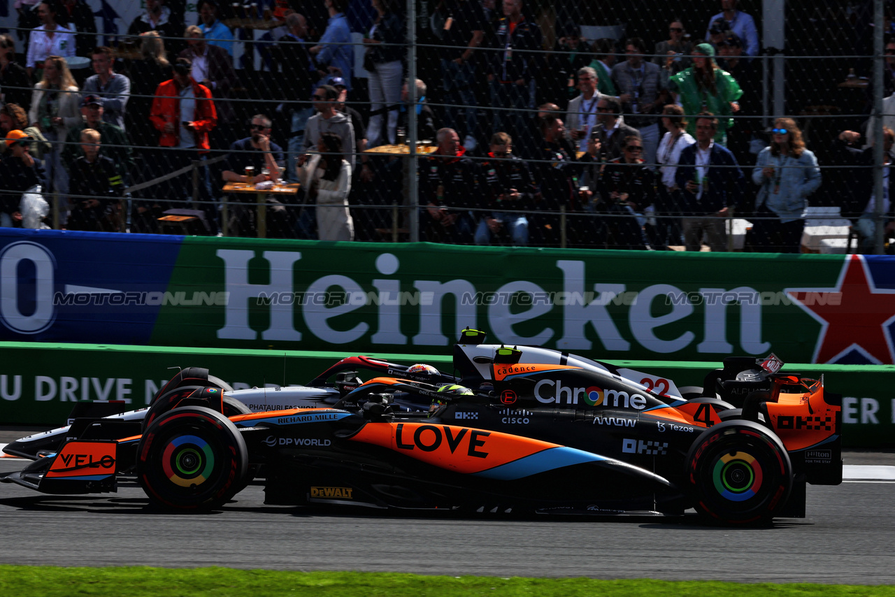 GP OLANDA, Lando Norris (GBR) McLaren MCL60 e Yuki Tsunoda (JPN) AlphaTauri AT04 battle for position.

27.08.2023. Formula 1 World Championship, Rd 14, Dutch Grand Prix, Zandvoort, Netherlands, Gara Day.

 - www.xpbimages.com, EMail: requests@xpbimages.com © Copyright: Coates / XPB Images