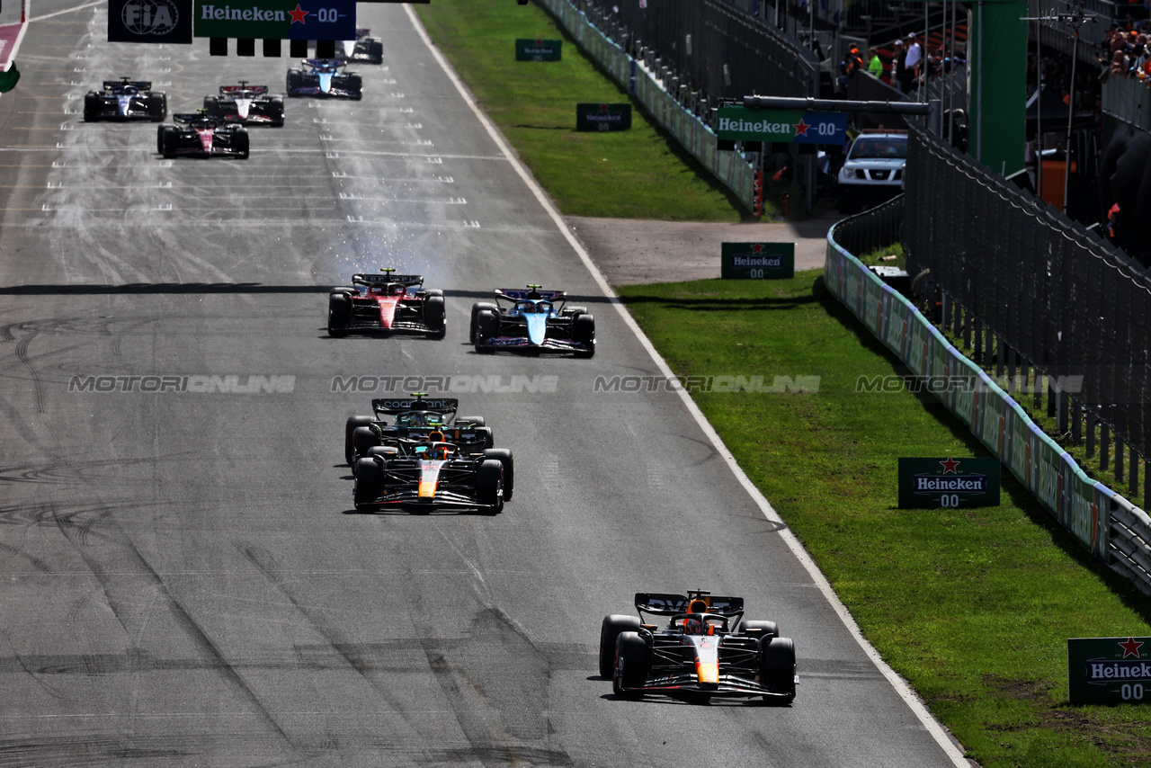 GP OLANDA, Max Verstappen (NLD) Red Bull Racing RB19.

27.08.2023. Formula 1 World Championship, Rd 14, Dutch Grand Prix, Zandvoort, Netherlands, Gara Day.

 - www.xpbimages.com, EMail: requests@xpbimages.com © Copyright: Coates / XPB Images
