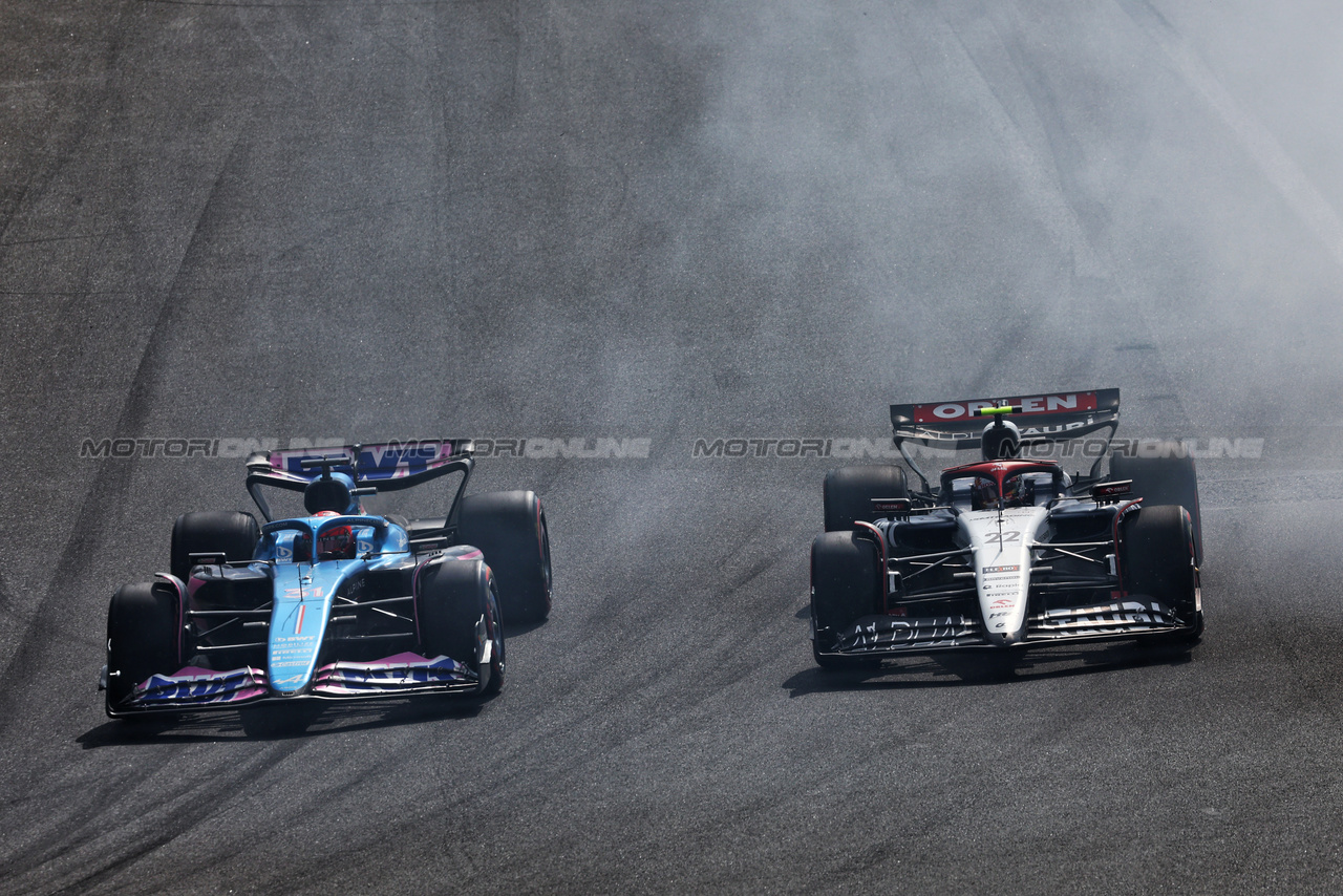 GP OLANDA, Esteban Ocon (FRA) Alpine F1 Team A523 e Yuki Tsunoda (JPN) AlphaTauri AT04 battle for position.

27.08.2023. Formula 1 World Championship, Rd 14, Dutch Grand Prix, Zandvoort, Netherlands, Gara Day.

 - www.xpbimages.com, EMail: requests@xpbimages.com © Copyright: Coates / XPB Images