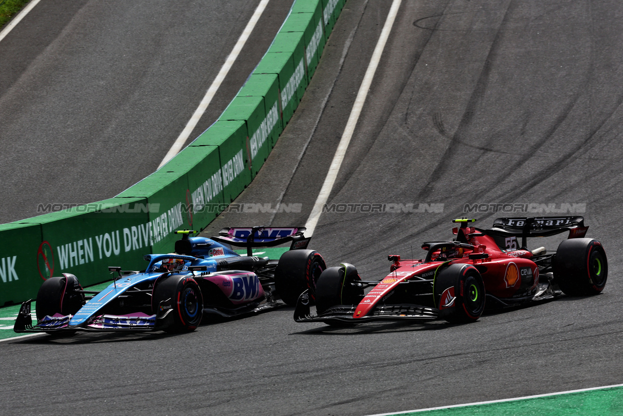 GP OLANDA, Pierre Gasly (FRA) Alpine F1 Team A523 e Carlos Sainz Jr (ESP) Ferrari SF-23 battle for position.

27.08.2023. Formula 1 World Championship, Rd 14, Dutch Grand Prix, Zandvoort, Netherlands, Gara Day.

 - www.xpbimages.com, EMail: requests@xpbimages.com © Copyright: Coates / XPB Images