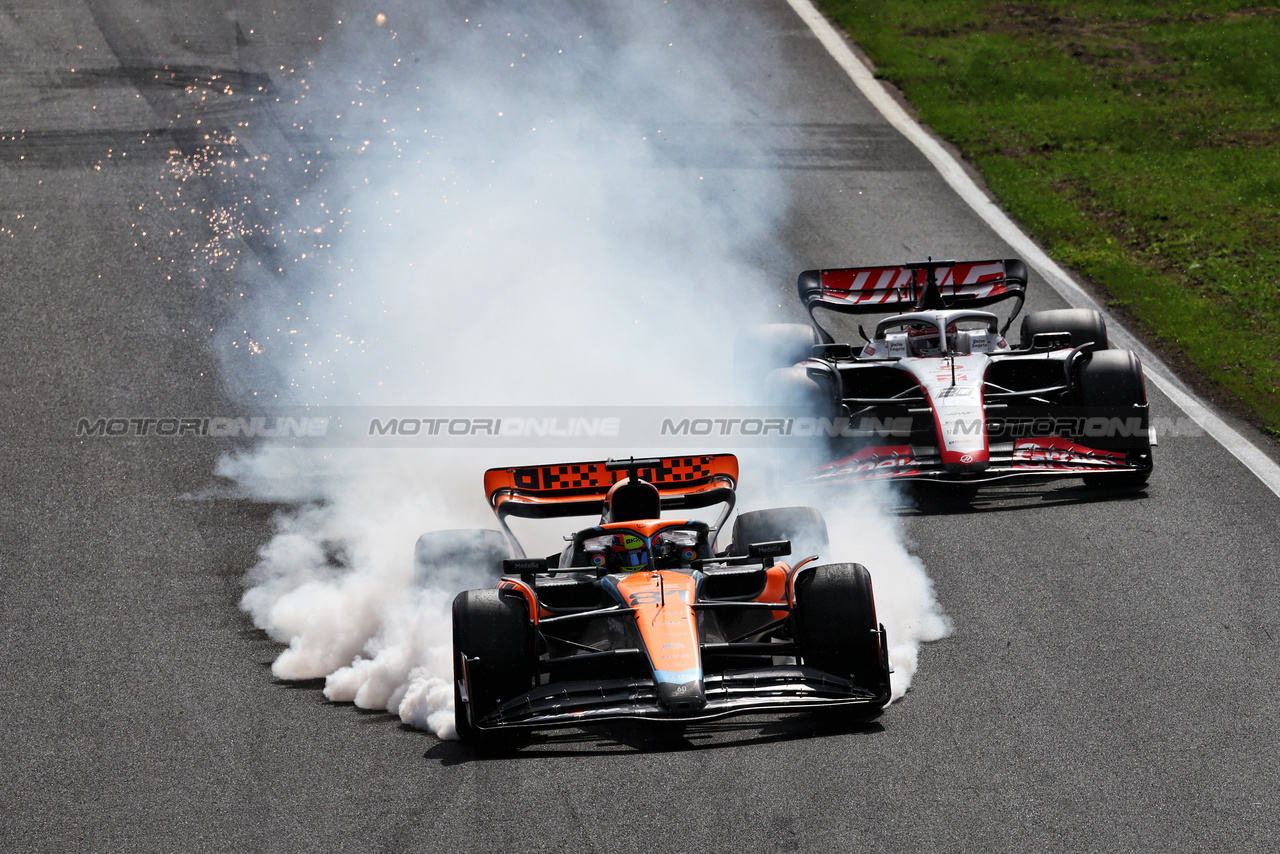 GP OLANDA, Oscar Piastri (AUS) McLaren MCL60 locks up under braking.

27.08.2023. Formula 1 World Championship, Rd 14, Dutch Grand Prix, Zandvoort, Netherlands, Gara Day.

 - www.xpbimages.com, EMail: requests@xpbimages.com © Copyright: Coates / XPB Images