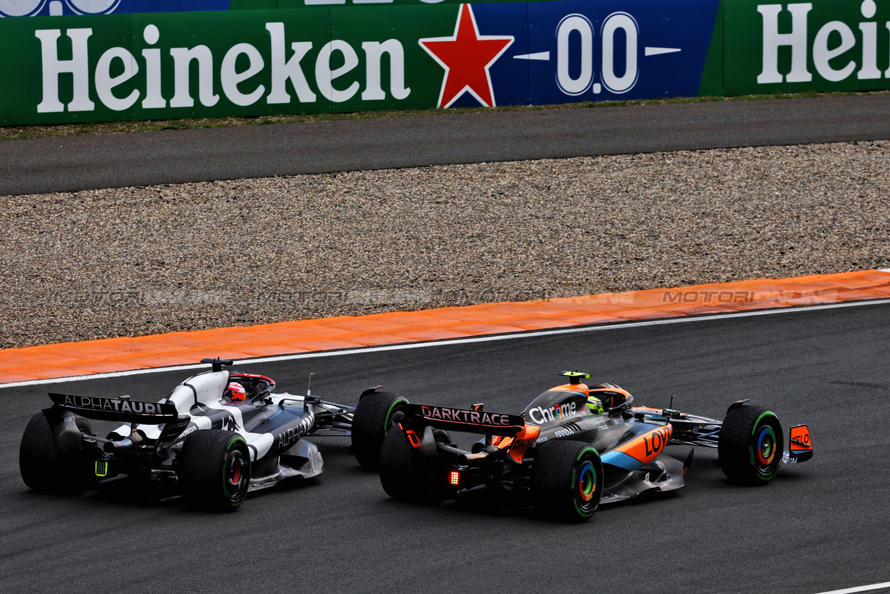 GP OLANDA, Liam Lawson (NZL) AlphaTauri AT04 e Lando Norris (GBR) McLaren MCL60 battle for position.

27.08.2023. Formula 1 World Championship, Rd 14, Dutch Grand Prix, Zandvoort, Netherlands, Gara Day.

 - www.xpbimages.com, EMail: requests@xpbimages.com © Copyright: Coates / XPB Images
