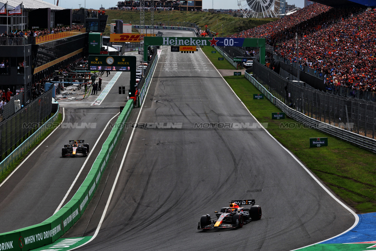 GP OLANDA, Max Verstappen (NLD) Red Bull Racing RB19 davanti a Sergio Perez (MEX) Red Bull Racing RB19 who leaves the pits.

27.08.2023. Formula 1 World Championship, Rd 14, Dutch Grand Prix, Zandvoort, Netherlands, Gara Day.

 - www.xpbimages.com, EMail: requests@xpbimages.com © Copyright: Coates / XPB Images