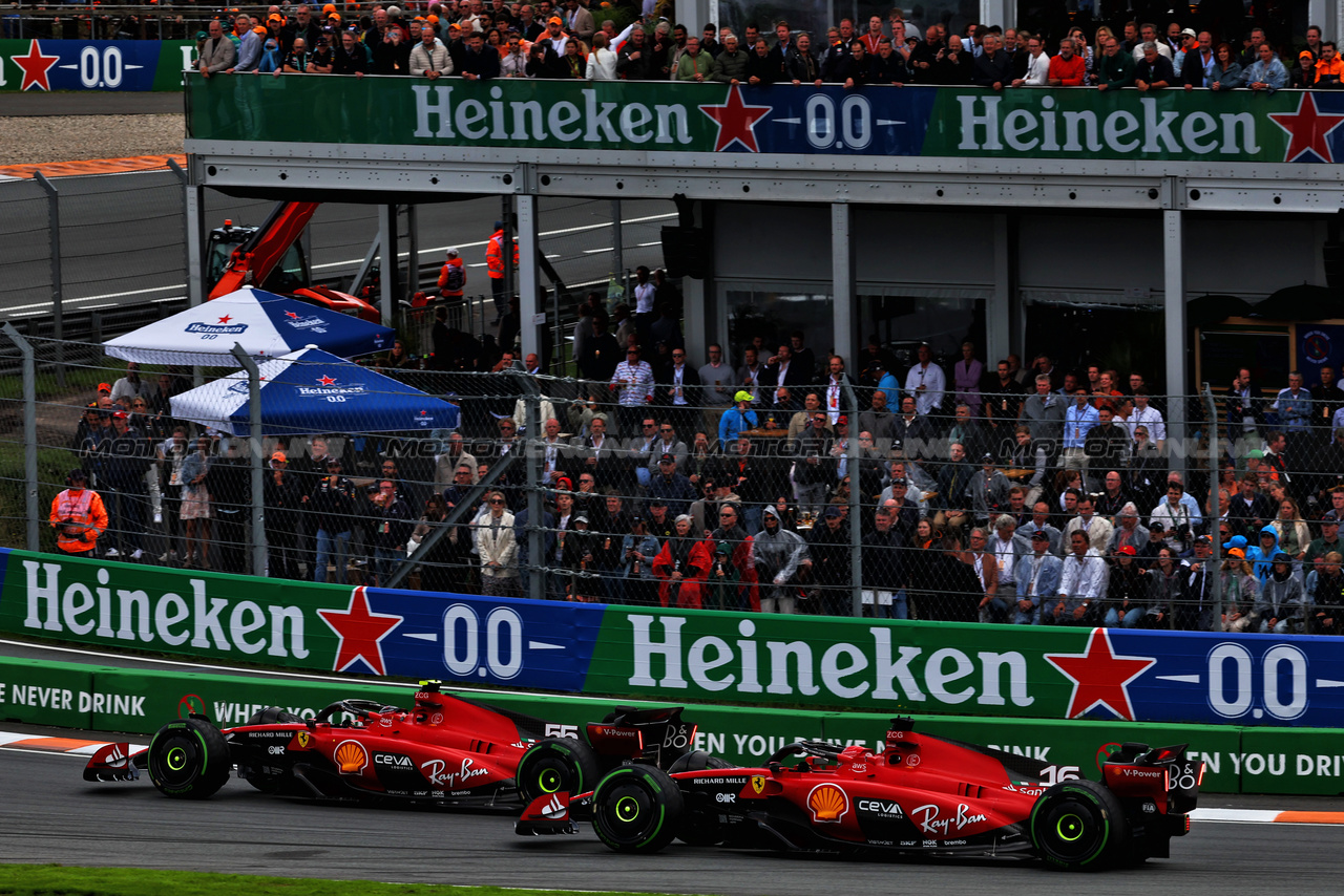 GP OLANDA, Carlos Sainz Jr (ESP) Ferrari SF-23 e Charles Leclerc (MON) Ferrari SF-23 battle for position.

27.08.2023. Formula 1 World Championship, Rd 14, Dutch Grand Prix, Zandvoort, Netherlands, Gara Day.

 - www.xpbimages.com, EMail: requests@xpbimages.com © Copyright: Coates / XPB Images