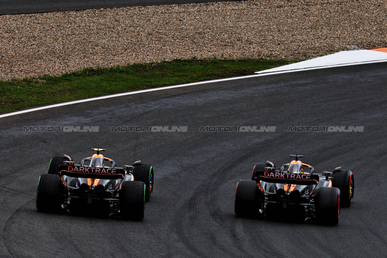 GP OLANDA, Lando Norris (GBR) McLaren MCL60 e Oscar Piastri (AUS) McLaren MCL60 battle for position.

27.08.2023. Formula 1 World Championship, Rd 14, Dutch Grand Prix, Zandvoort, Netherlands, Gara Day.

 - www.xpbimages.com, EMail: requests@xpbimages.com © Copyright: Coates / XPB Images